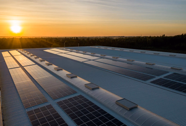 Großes Dach mit Photovoltaik-Panelen